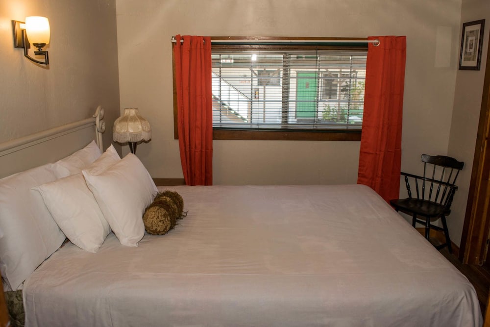 Black Forest Lodge And Cabins - photo 3