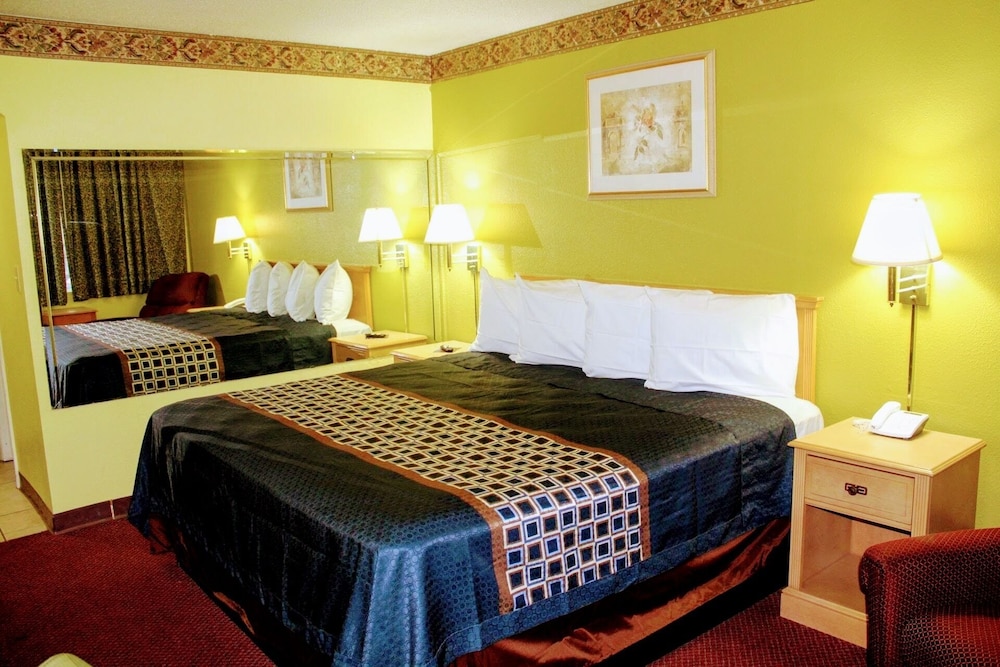 Hutchinson Inn - photo 7