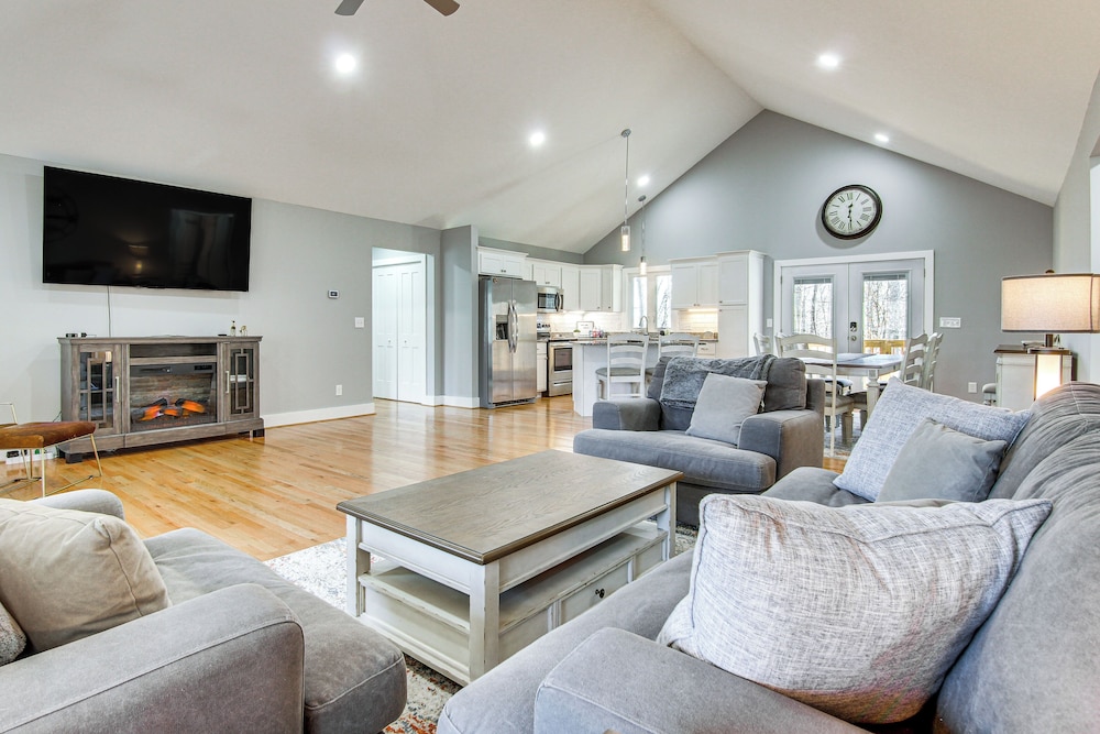 Modern Retreat w Mtn Views in Maggie Valley — hotel in Maggie Valley