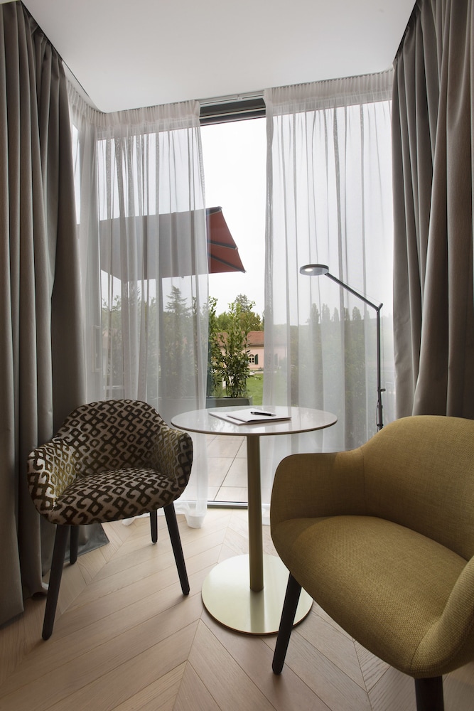 Villaggio Narrante Le Case dei Conti Mirafiore — 4-Star Luxury Hotel in Cuneo, Italy