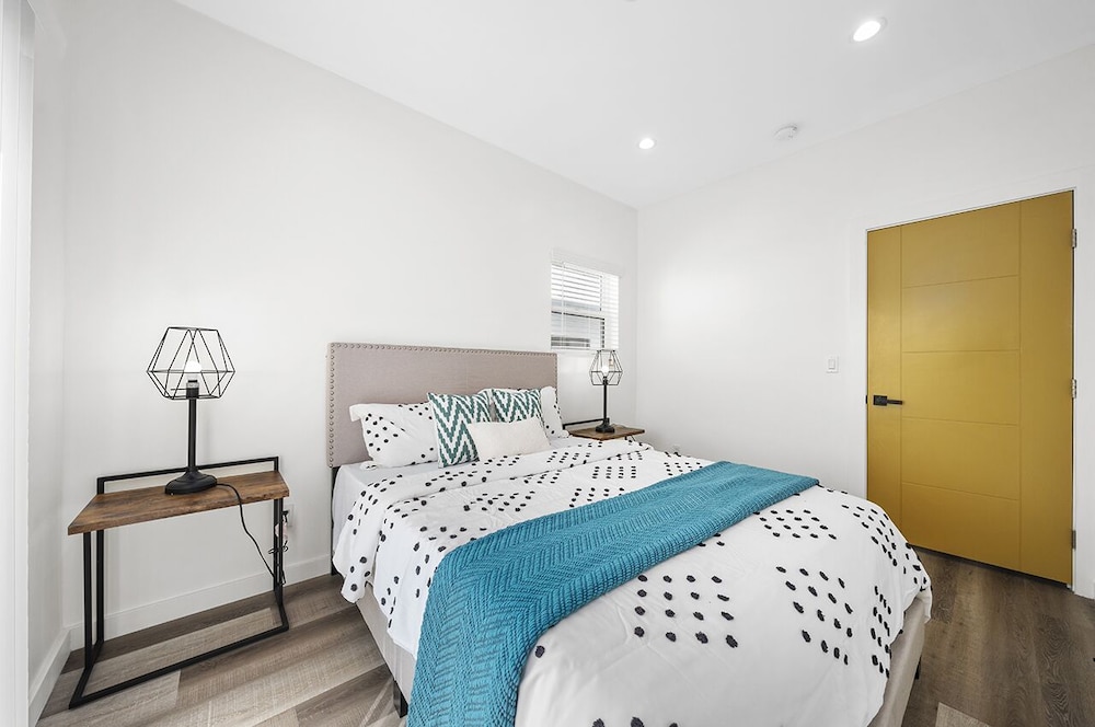 Downtown LA Stylish Bedrooms - photo 6