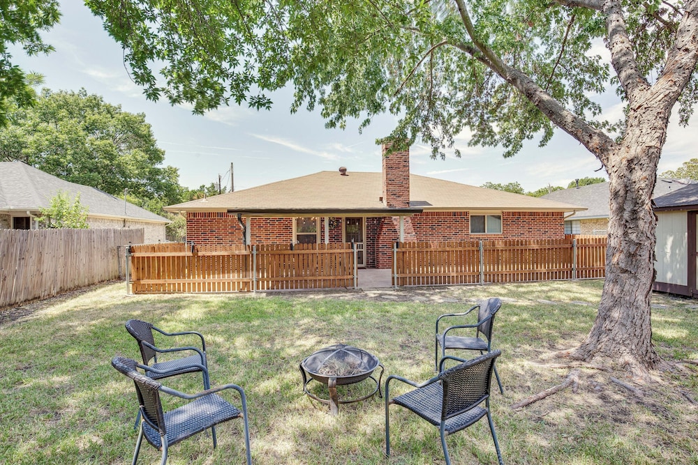 Home 1 Mi To Historic Gingerbread District And Dtwn 19318958 — Waxahachie