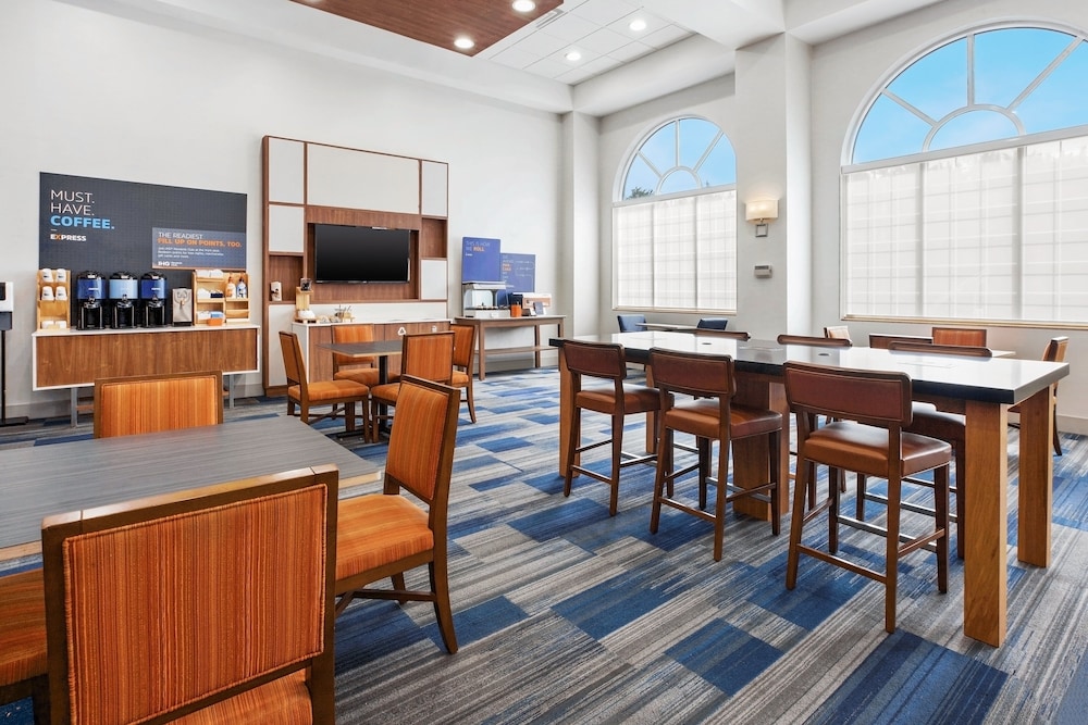 Holiday Inn Express Hotel & Suites Warrenton by IHG - photo 42