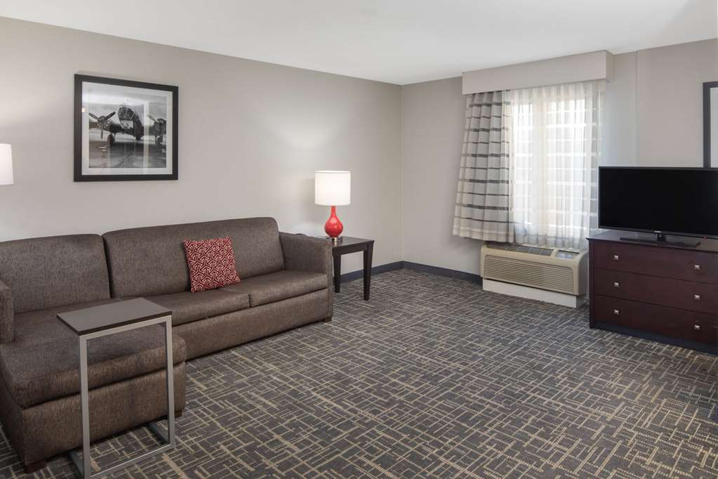 La Quinta Inn & Suites by Wyndham Atlanta Airport South - photo 20