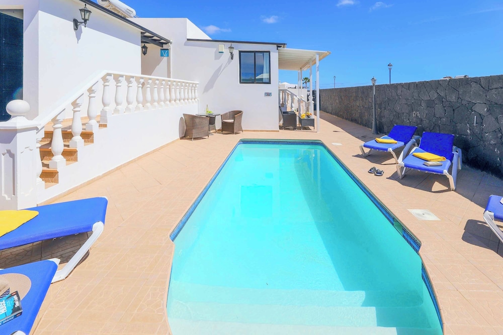 Cosy Lanzarote Villa 3 Bedrooms Heated Pool Villa Honey — 4-Star Luxury Hotel in Puerto Del Carmen, Spain