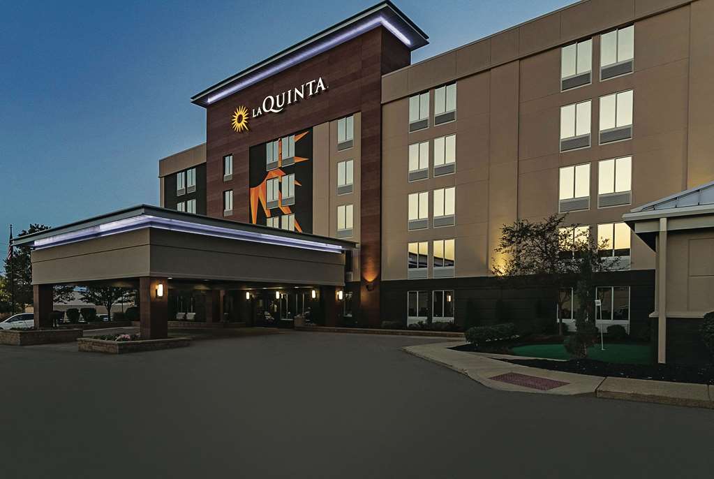 La Quinta Inn & Suites by Wyndham Cleveland Airport West - photo 5