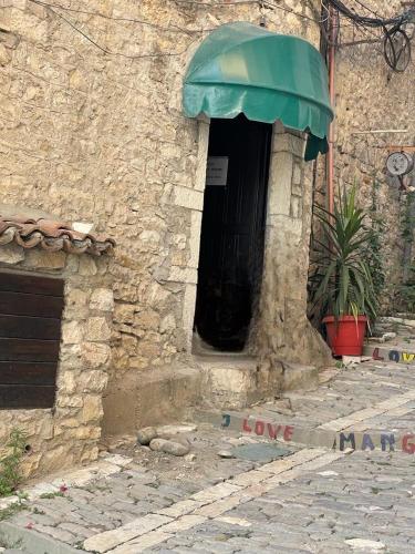 Folè in Berat, Albania