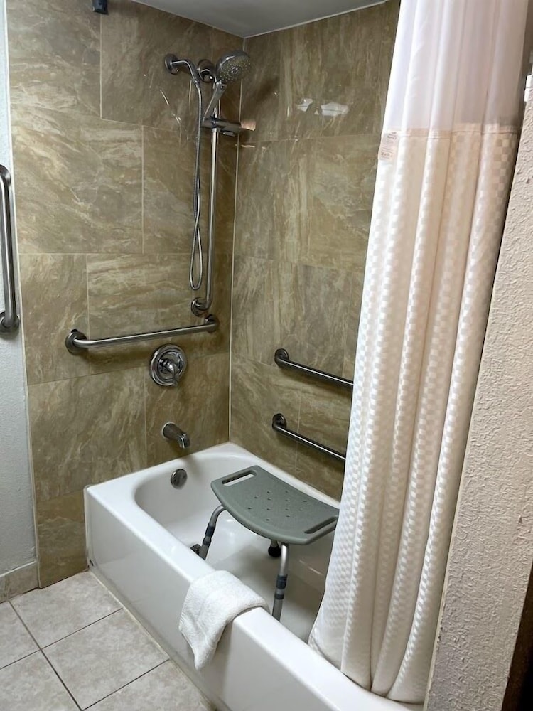 Days Inn by Wyndham Fort Wright Cincinnati Area - photo 33