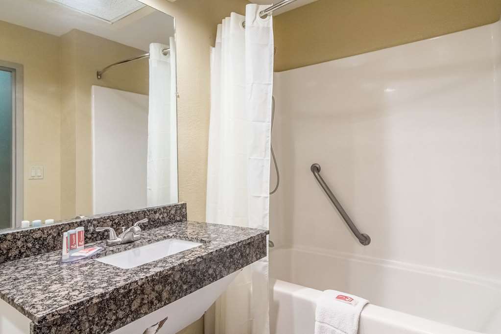 Econo Lodge Darien - photo 15