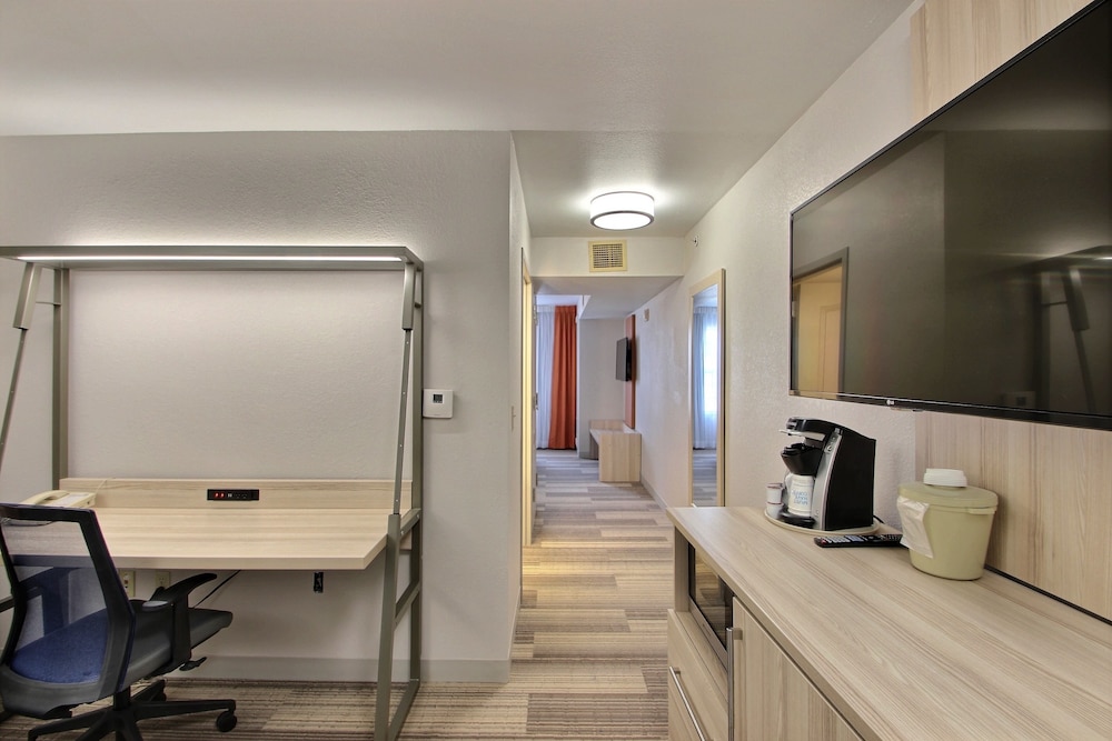 Holiday Inn Express Hotel & Suites Milwaukee Airport by IHG - photo 57