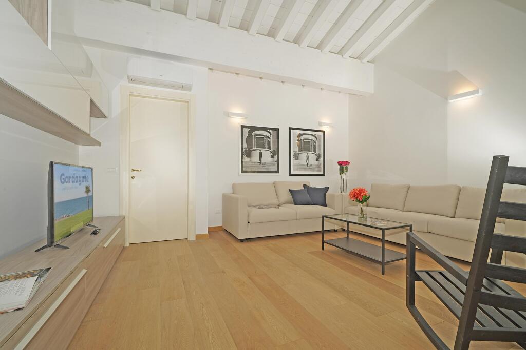 Una Finestra Vista Lago in Salo, Italy