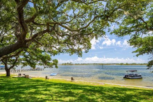 Calm Waterside Condo Views Pool & Family Fun — 4-Star Luxury Hotel in Mary Esther, United States