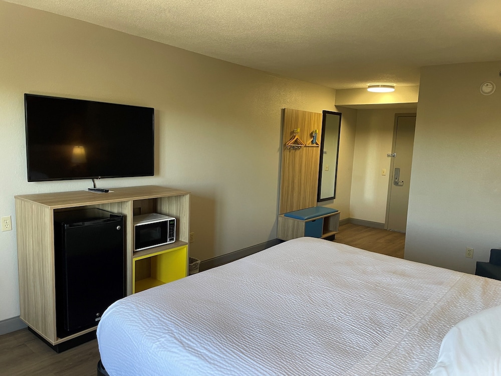 Days Inn & Suites by Wyndham DeSoto - photo 9