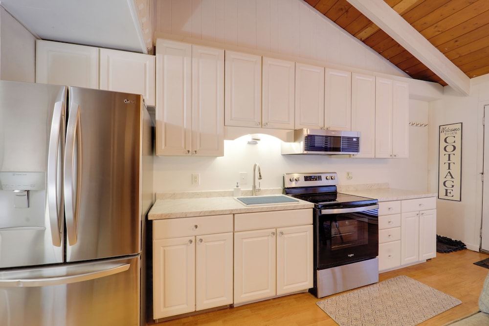 1 Mi to Beech Mountain Resort: Comfy Condo in Banner Elk, United States