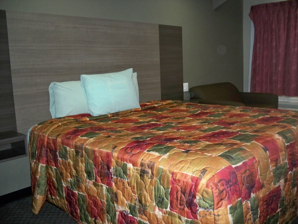 Scottish Inn & Suites - photo 11