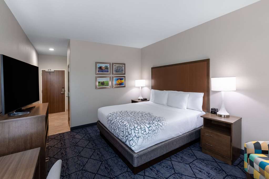 La Quinta Inn & Suites by Wyndham Round Rock near Kalahari - photo 26