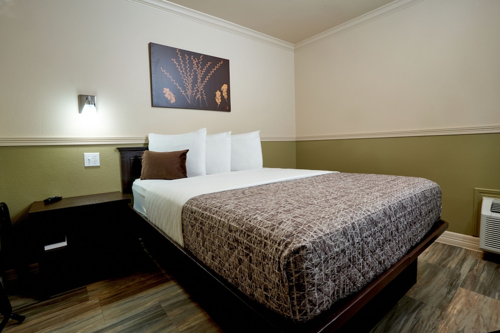 Family Garden Inn & Suites - photo 3