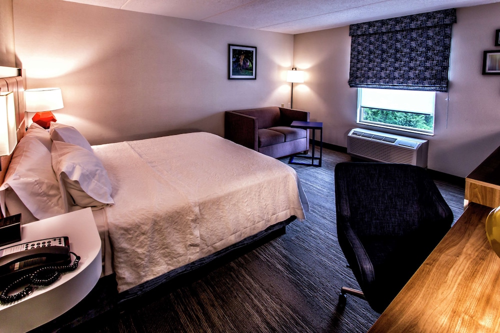 Hampton Inn & Suites Staten Island - photo 26