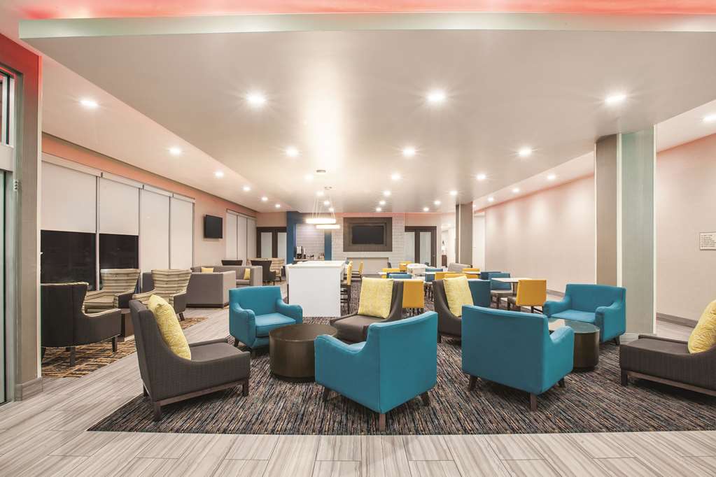 La Quinta Inn & Suites by Wyndham Tulsa Broken Arrow - photo 32