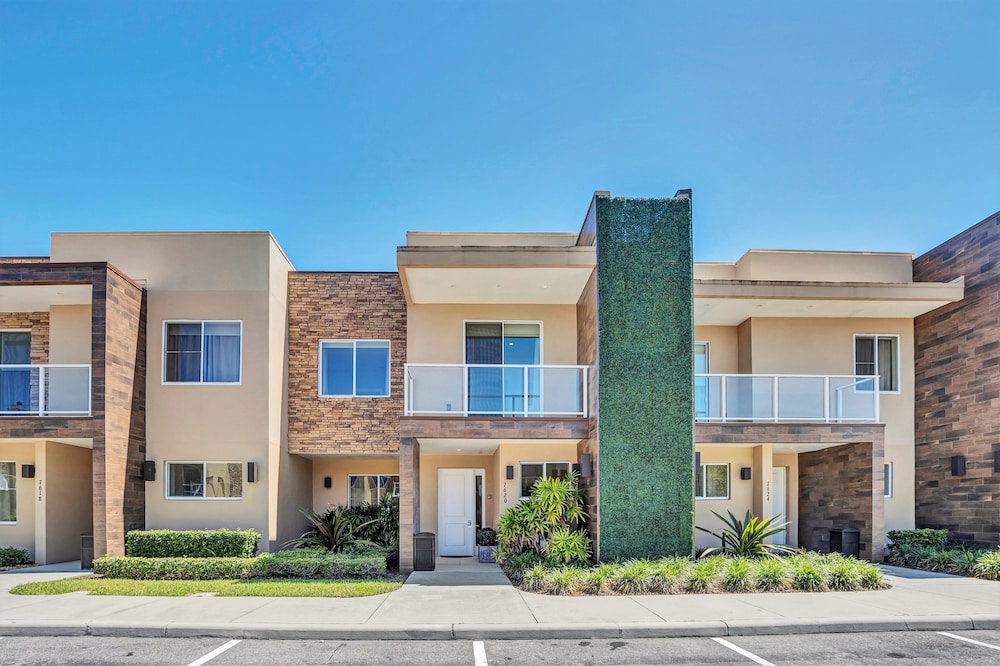 Modern Magic Village Resort Townhouse 7620 — 4-Star Luxury Hotel in Kissimmee, United States