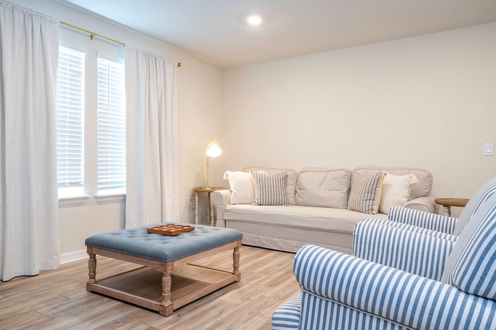 Amazing 5 Suite Home With Resort style Amenities - photo 42