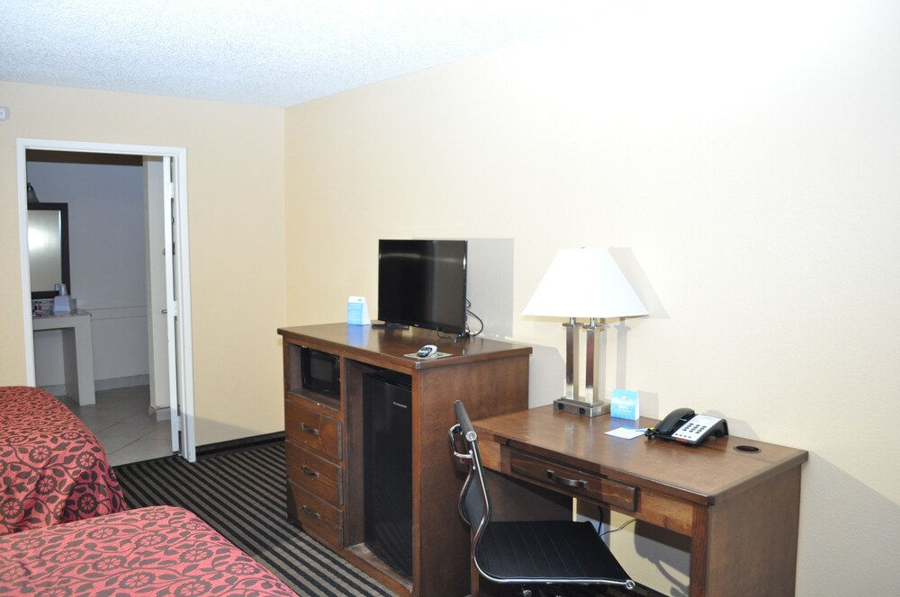 Evergreen Hotel & Suites - photo 20