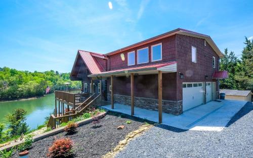 Smoky Mountain Lake Retreat — 4-Star Luxury Hotel in Sevierville, United States