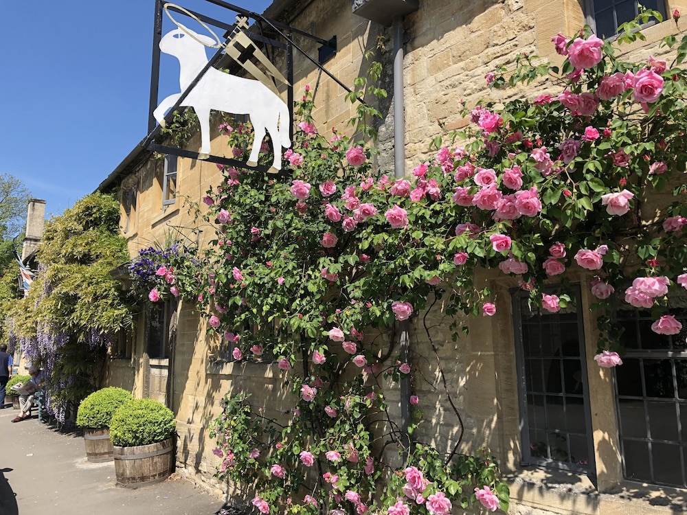 The Lamb Inn - carbon neutral hotel in Burford