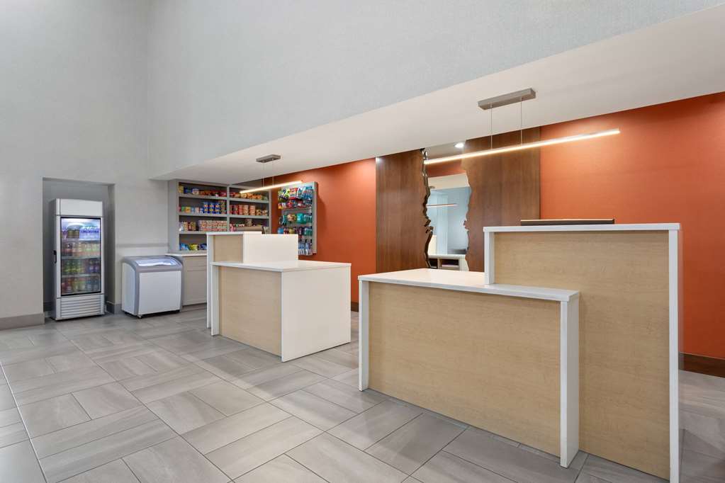 La Quinta Inn & Suites by Wyndham Ft. Pierce - photo 7