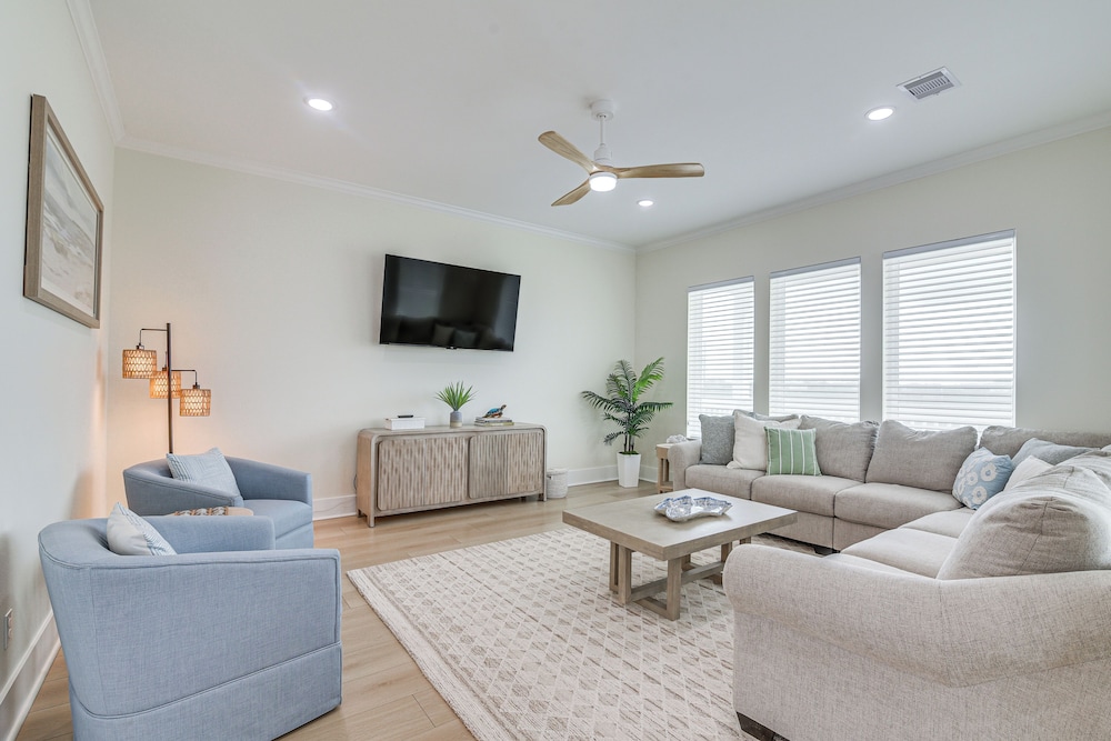 Walk to Beach: Galveston Gem w Pool Access