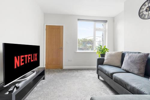 Lovely 2 Bedroom House Free Parking Accommodation near QMC Hospital & University of Nottingham Suitable for Short Stays & Long Stays — 4-Star Luxury Hotel in Nottingham, United Kingdom