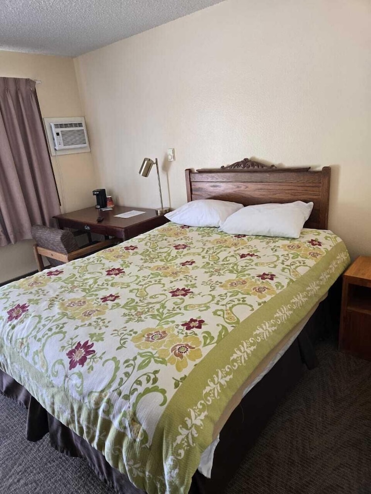 Golden Door Motel - photo 7