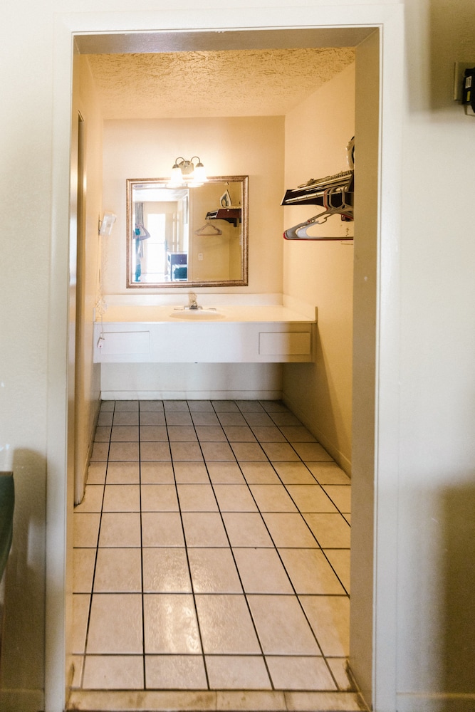 Summer Breeze Motel - photo 27
