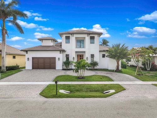 Exquisite waterfront Home featuring a pool and hot tub — 4-Star Luxury Hotel in Marco Island, United States