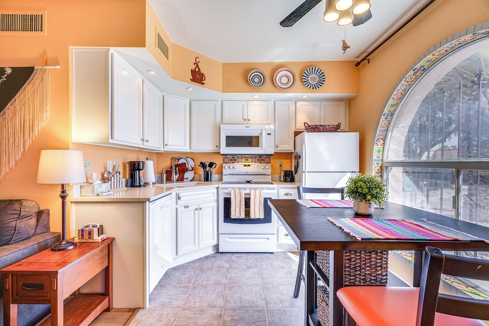 Charming Green Valley Townhome w Community Pool — 4-Star Luxury Hotel in Green Valley, United States