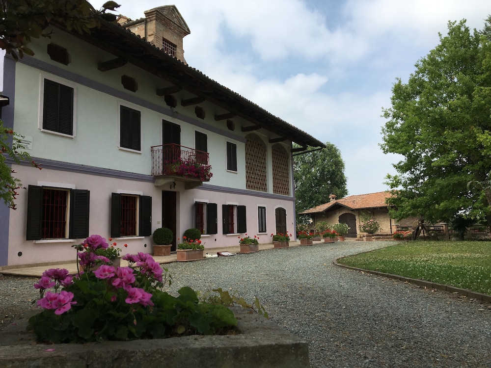 Cascina Il Bricco — 4-Star Luxury Hotel in Nizza Monferrato, Italy