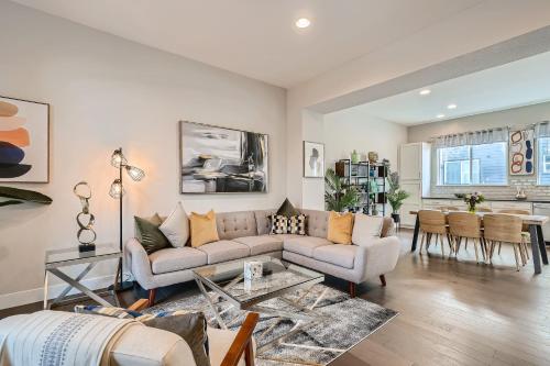Stylish & Spacious Centrally Located Home w Garage — 4-Star Luxury Hotel in Wheat Ridge, United States
