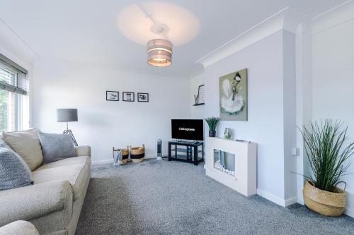 NEW 3 Bed Stunning Bungalow in Wrexham by 53 Degrees Property Ideal for Groups FREE Parking — 4-Star Luxury Hotel in Wrexham, United Kingdom