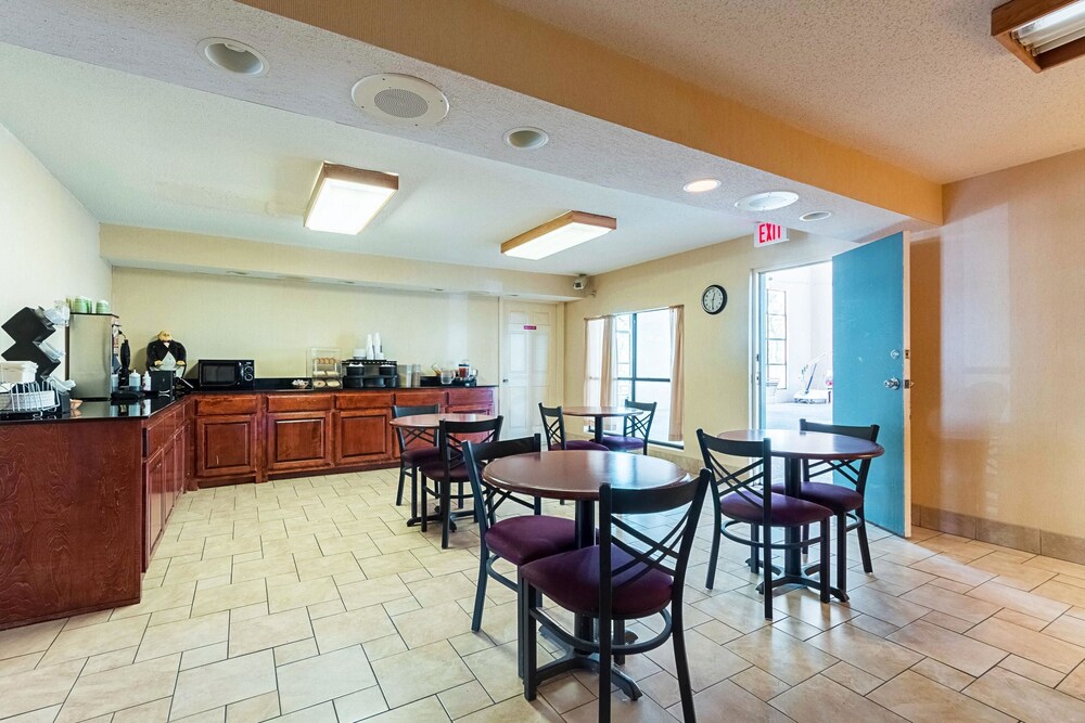Econo Lodge Inn & Suites Bentonville Rodgers - photo 30