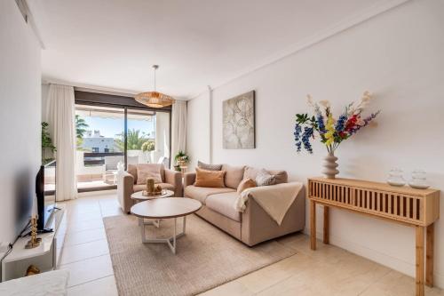 Apartment in Estepona Sunset Golf with Pool & Parking Near the Beach — 4-Star Luxury Hotel in Estepona, Spain