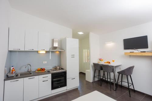 Studio apartman Maris — 4-Star Luxury Hotel in Kastel Stari, Croatia