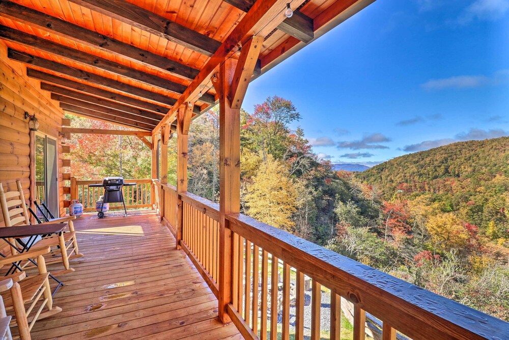 Hilltop Cabin on 5 Acres with Hot Tub and Waterfall — 4-Star Luxury Hotel in Bryson City, United States