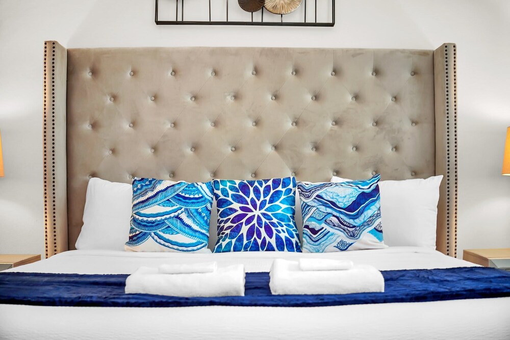 Chic Resort Villa: Themed Rooms Pool & Game Room - photo 10