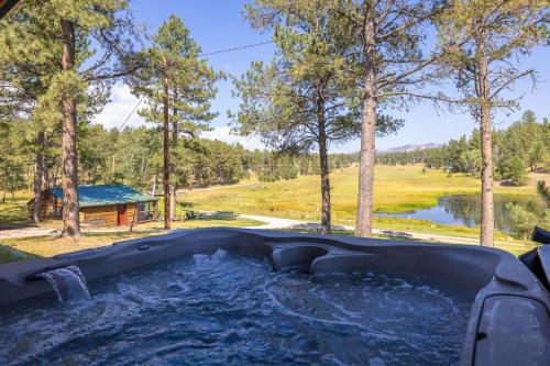 Pondside Lodge BHBungalows #5 — 4-Star Luxury Hotel in Custer, United States