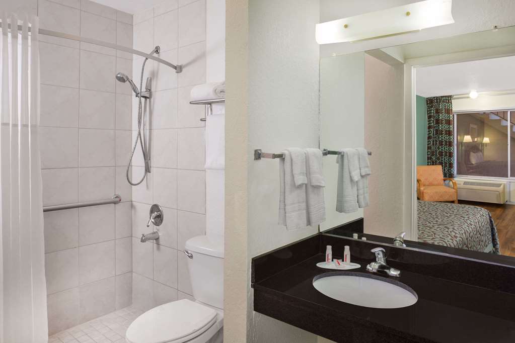 Travelodge by Wyndham Fort Myers North - photo 10
