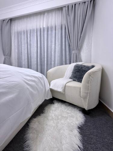 Trendy Luxe 1BR with Spacious Living Room