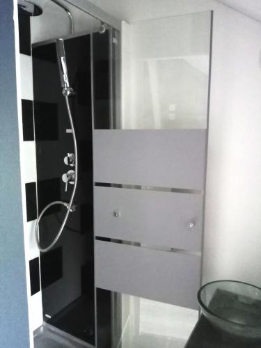 Petit Studio Mansarde 2 Personnes in Neuilly-Sur-Seine, France