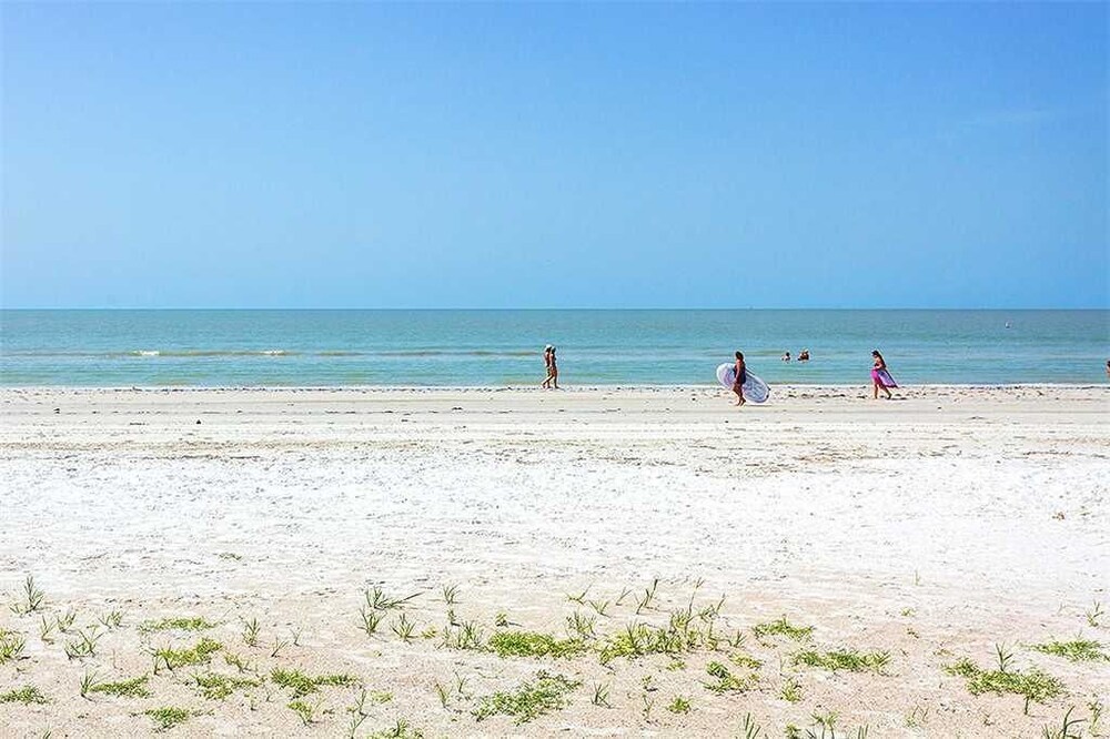Sandarac 708A Two Bedroom Condo — 4-Star Luxury Hotel in Fort Myers Beach, United States