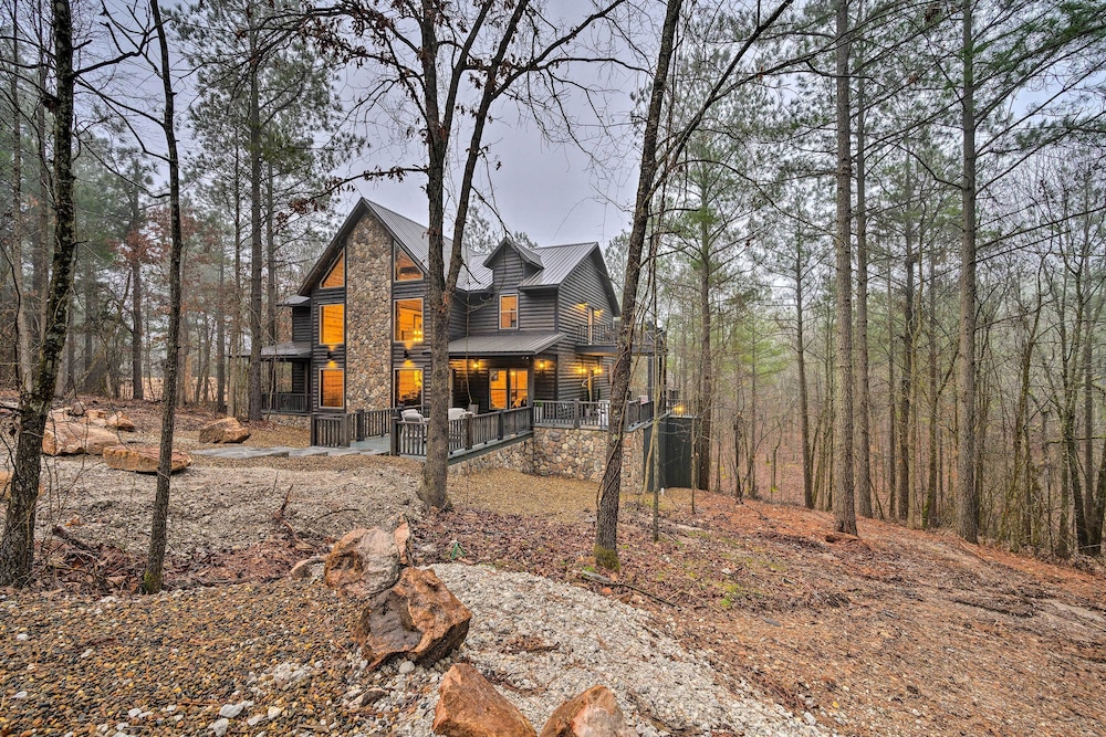 Outdoor Paradise w Hot Tub Firepit BBQ & More in Broken Bow, United States