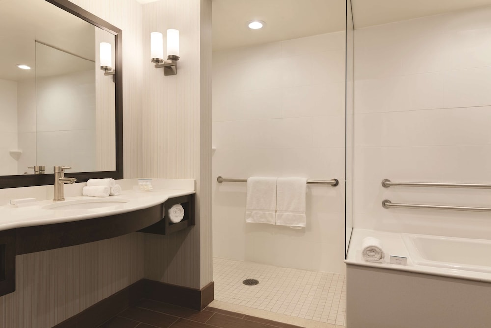 Hilton Garden Inn Boston Logan Airport - photo 35